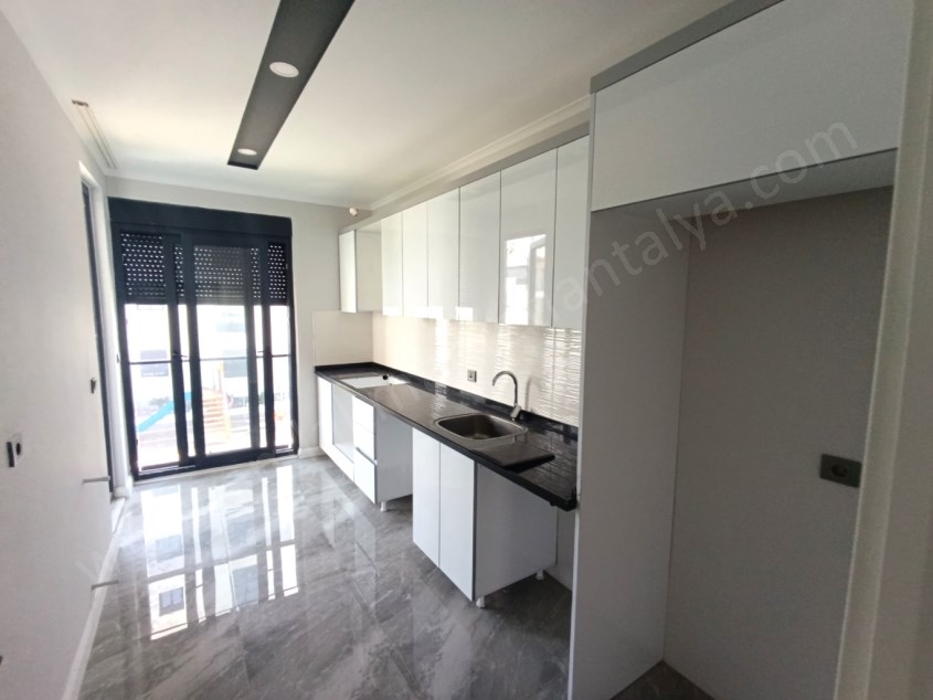 HAVUZLU SİTEDE, SIFIR, TRAMVAYA YAKIN SATILIK DAİRE