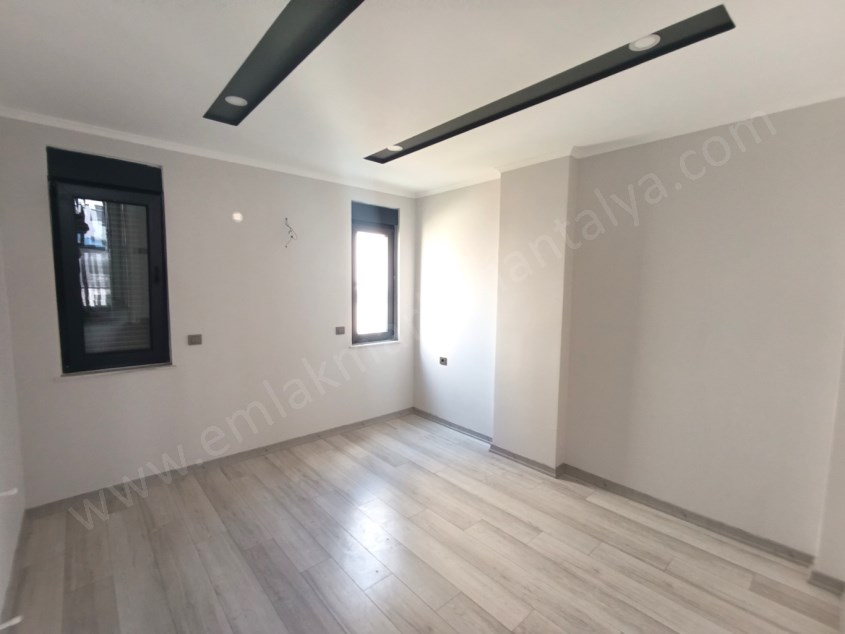 HAVUZLU SİTEDE, SIFIR, TRAMVAYA YAKIN SATILIK DAİRE
