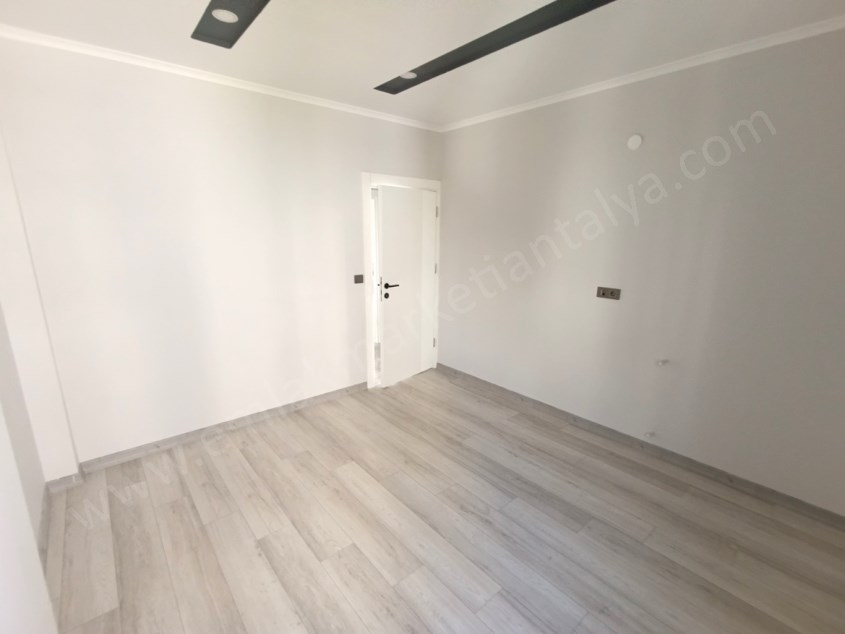 HAVUZLU SİTEDE, SIFIR, TRAMVAYA YAKIN SATILIK DAİRE