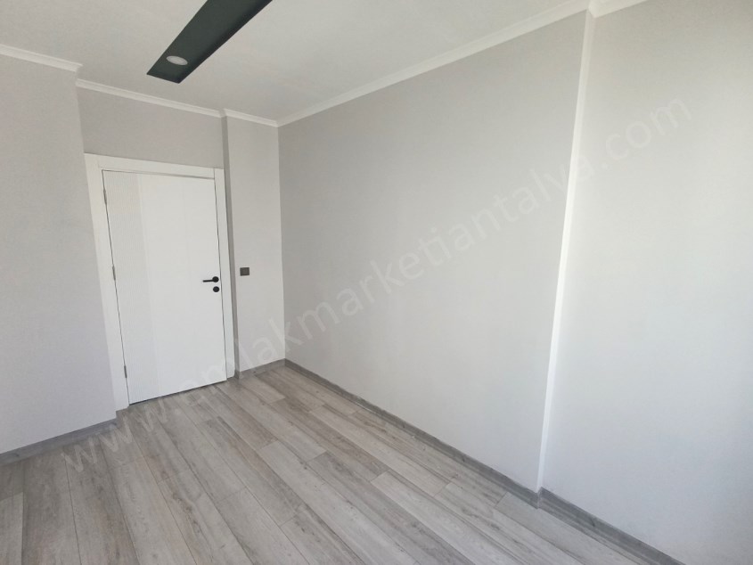 HAVUZLU SİTEDE, SIFIR, TRAMVAYA YAKIN SATILIK DAİRE