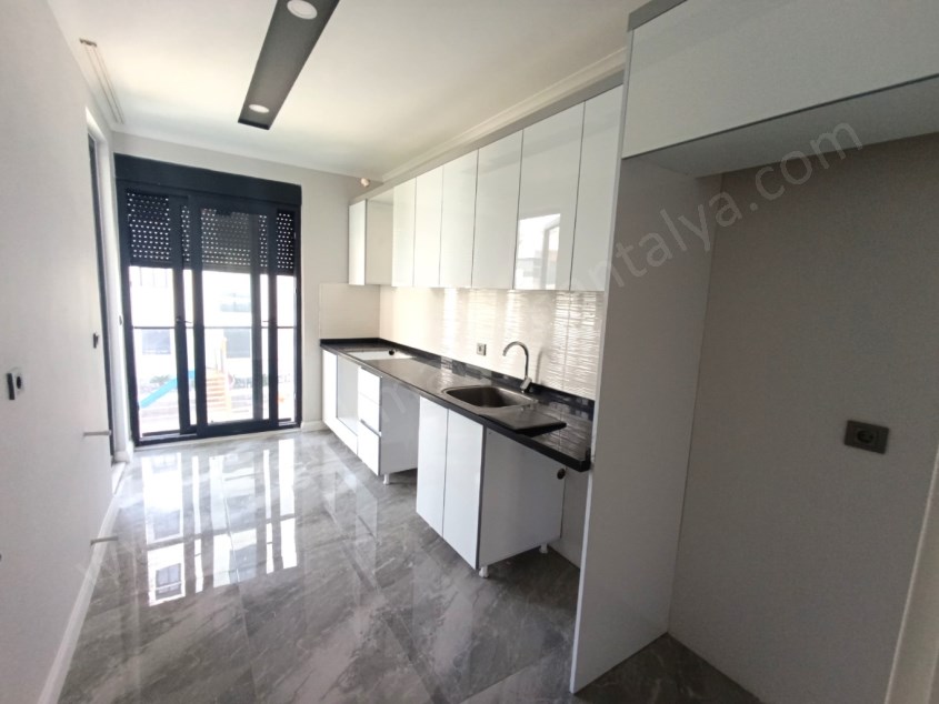 HAVUZLU SİTEDE, SIFIR, TRAMVAYA YAKIN SATILIK DAİRE