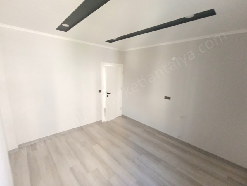 HAVUZLU SİTEDE, SIFIR, TRAMVAYA YAKIN SATILIK DAİRE