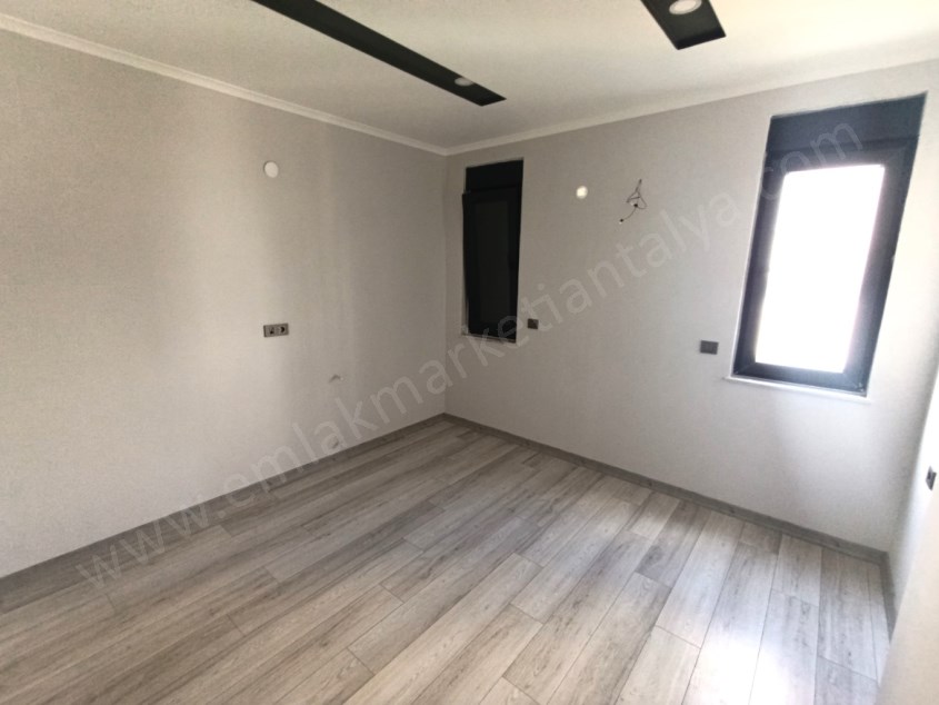 HAVUZLU SİTEDE, SIFIR, TRAMVAYA YAKIN SATILIK DAİRE