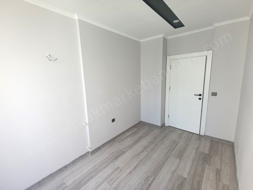 HAVUZLU SİTEDE, SIFIR, TRAMVAYA YAKIN SATILIK DAİRE