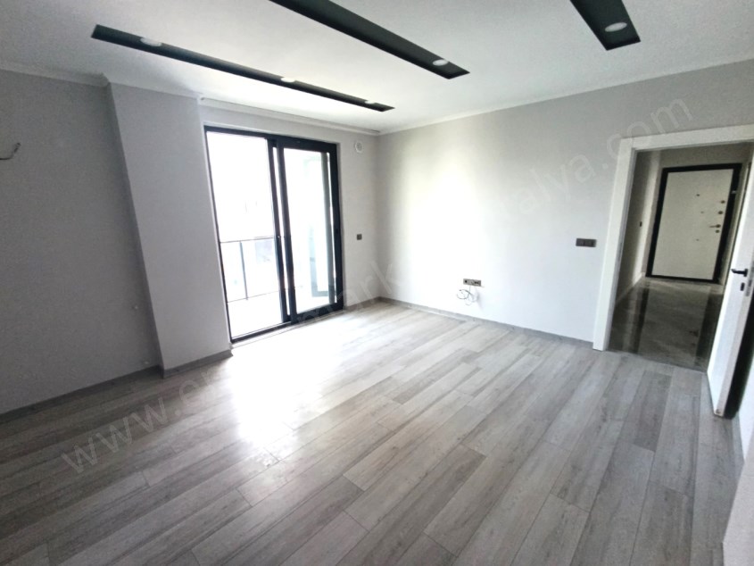 HAVUZLU SİTEDE, SIFIR, TRAMVAYA YAKIN SATILIK DAİRE