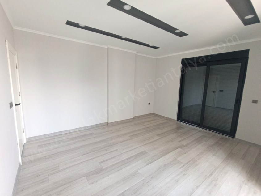 HAVUZLU SİTEDE, SIFIR, TRAMVAYA YAKIN SATILIK DAİRE