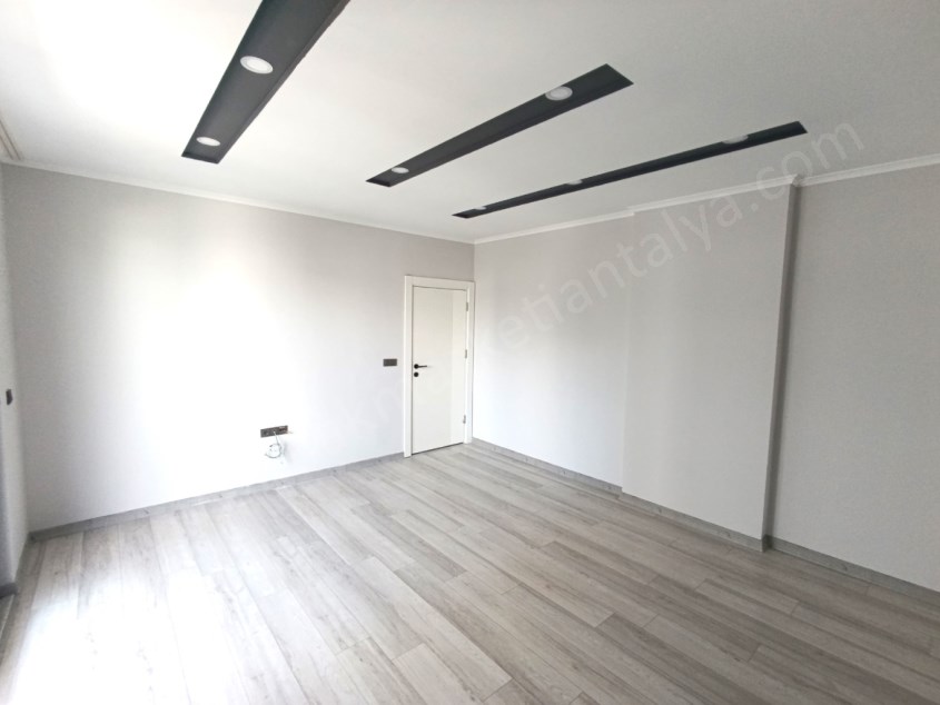 HAVUZLU SİTEDE, SIFIR, TRAMVAYA YAKIN SATILIK DAİRE