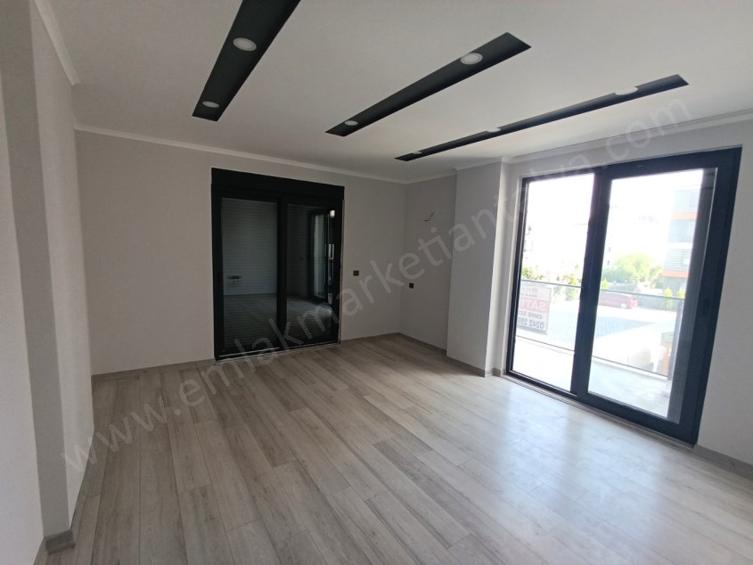 HAVUZLU SİTEDE, SIFIR, TRAMVAYA YAKIN SATILIK DAİRE