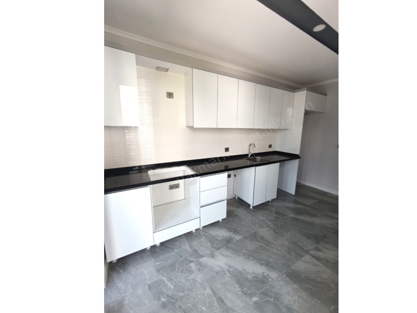 HAVUZLU SİTEDE, SIFIR, TRAMVAYA YAKIN SATILIK DAİRE