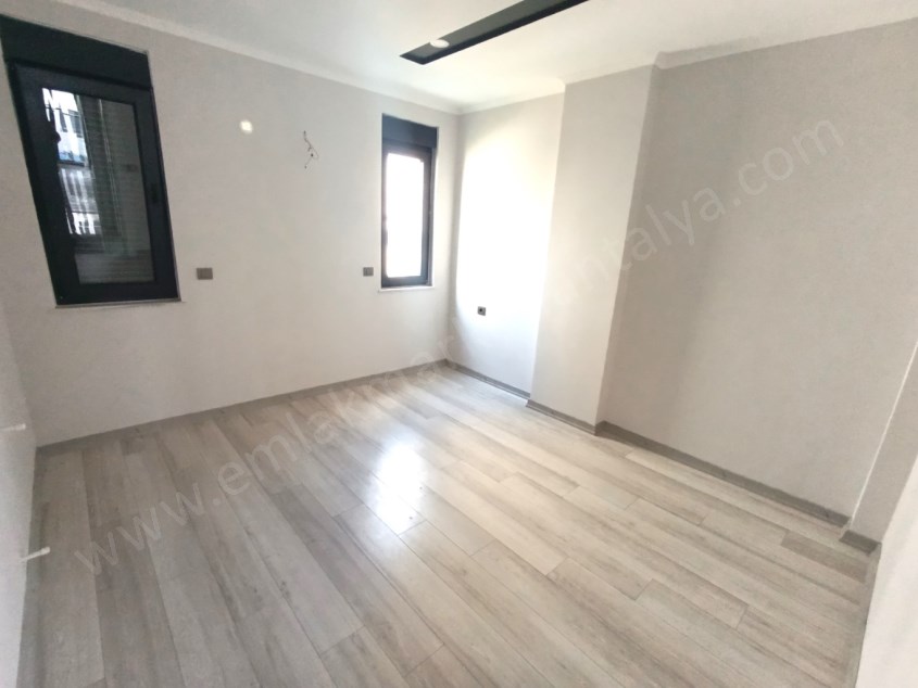 HAVUZLU SİTEDE, SIFIR, TRAMVAYA YAKIN SATILIK DAİRE