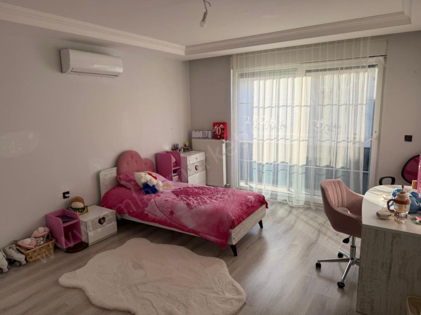 SİTE İÇİ LÜKS KENDİNE AİT OTOPARKLI VE BAHÇE KULLANIMLI VİLLA