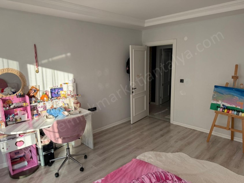 SİTE İÇİ LÜKS KENDİNE AİT OTOPARKLI VE BAHÇE KULLANIMLI VİLLA