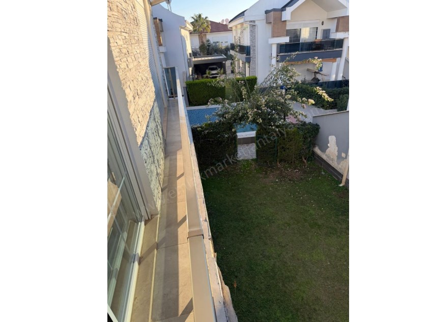 SİTE İÇİ LÜKS KENDİNE AİT OTOPARKLI VE BAHÇE KULLANIMLI VİLLA
