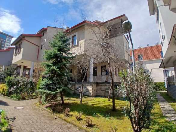 Taflan Gayrimenkul Ayhan Taflandan Kaşüstünde Satılık Villa 4+1 Yomra Kaşüstü Mah