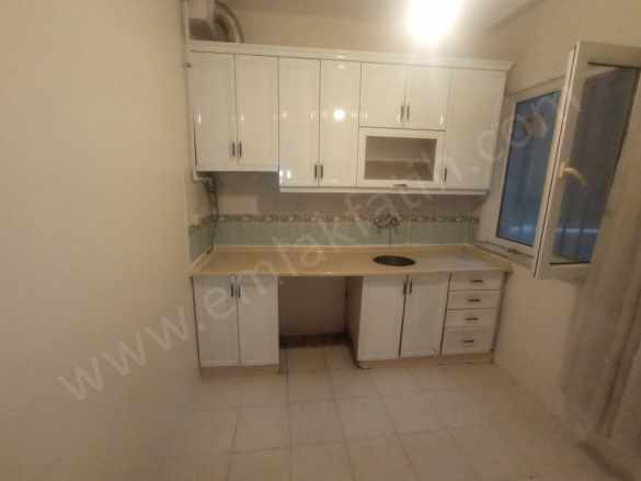 Kocamustafapaşa Merkezde Bayan Öğrenciye Çalışana 1+0 Kombili Giriş Kat Kiralık Daire Fatih