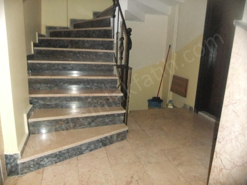 Kocamustafapaşada 15 Yıllık Genç Binada 2+1 Yarı Bodrum