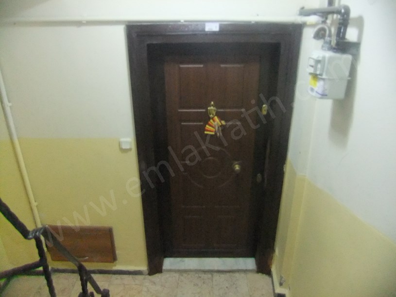 Kocamustafapaşada 15 Yıllık Genç Binada 2+1 Yarı Bodrum