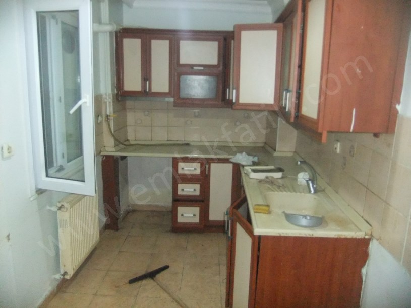 Kocamustafapaşada 15 Yıllık Genç Binada 2+1 Yarı Bodrum