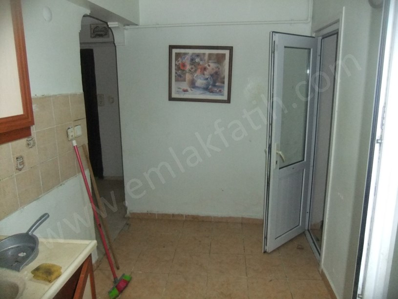 Kocamustafapaşada 15 Yıllık Genç Binada 2+1 Yarı Bodrum