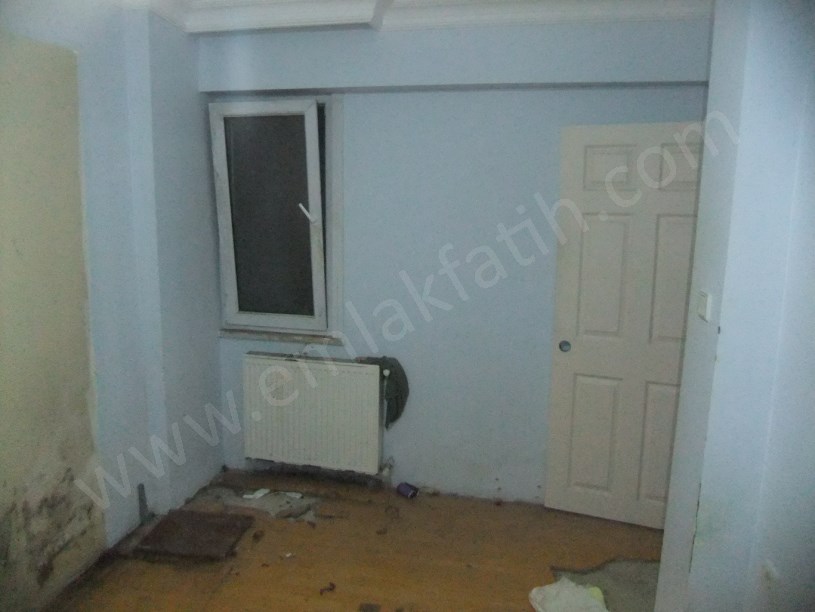 Kocamustafapaşada 15 Yıllık Genç Binada 2+1 Yarı Bodrum