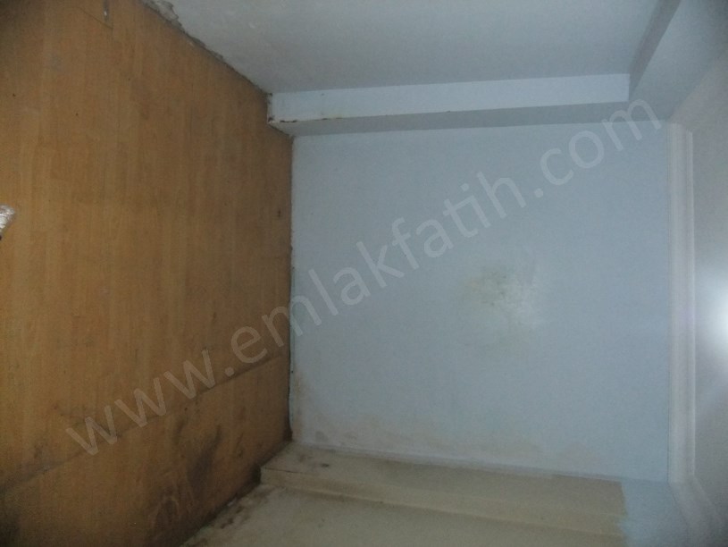 Kocamustafapaşada 15 Yıllık Genç Binada 2+1 Yarı Bodrum
