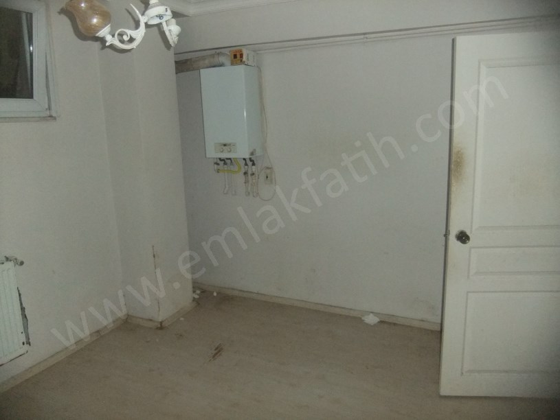 Kocamustafapaşada 15 Yıllık Genç Binada 2+1 Yarı Bodrum