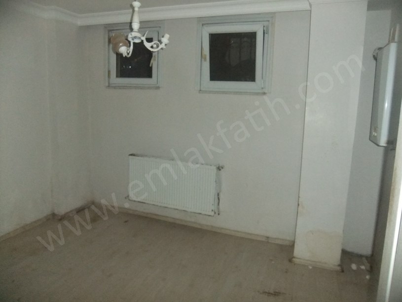 Kocamustafapaşada 15 Yıllık Genç Binada 2+1 Yarı Bodrum
