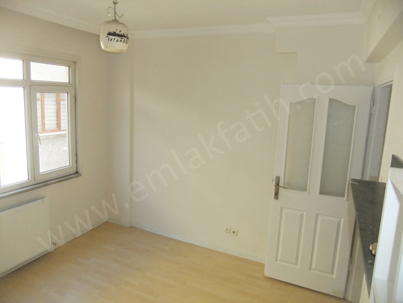 Kocamustafapaşada 2+1 75m2 3. Ara Kat Açıklamaya Dikkat