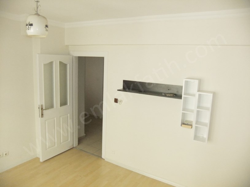 Kocamustafapaşada 2+1 75m2 3. Ara Kat Açıklamaya Dikkat