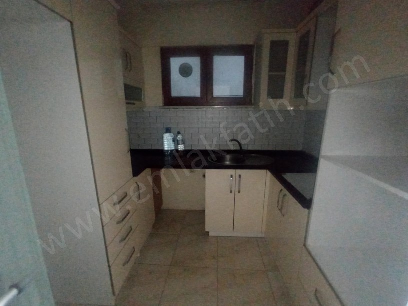 Kocamustafapaşa Kiralık Daire 1+1+HOL Yüksek Giriş ( ESKİ PORTFÖY )