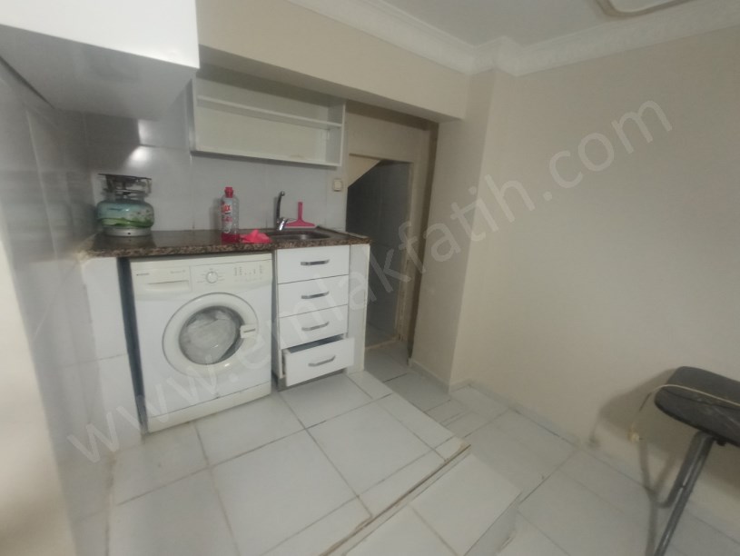 Kocamustafapaşa Kiralık Daire Balıkçı Sokakta 1+1 Yarı Bodrum