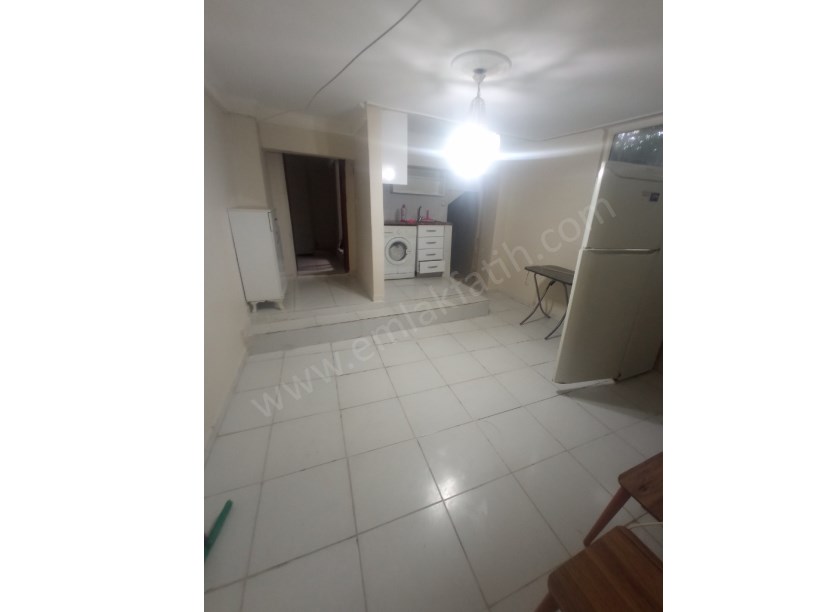 Kocamustafapaşa Kiralık Daire Balıkçı Sokakta 1+1 Yarı Bodrum