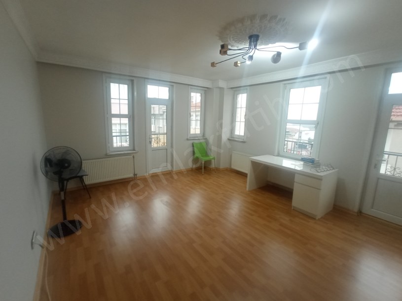 Kocamustafapaşa Kiralık Daire 15 Yıllık Genç 3+1 ( ESKİ PORTFÖY )