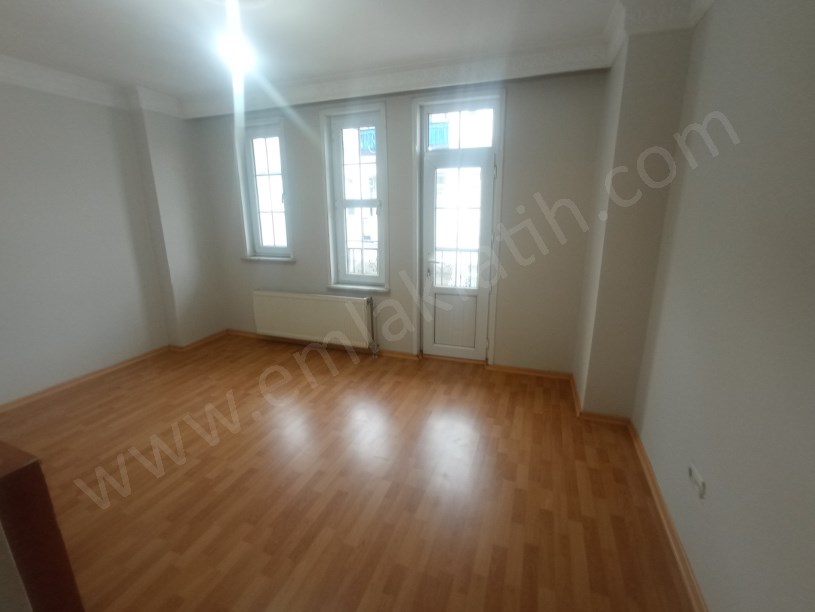 Kocamustafapaşa Kiralık Daire 15 Yıllık Genç 3+1 ( ESKİ PORTFÖY )