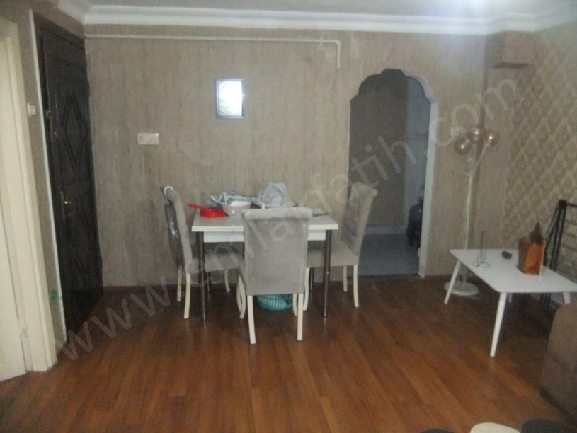 Kocamustafapaşa Meydan Yanı Kombili Eşyalı 1+1 Yarı Bodrum
