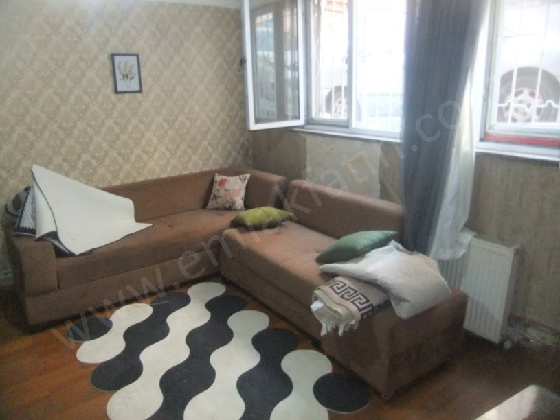 Kocamustafapaşa Meydan Yanı Kombili Eşyalı 1+1 Yarı Bodrum