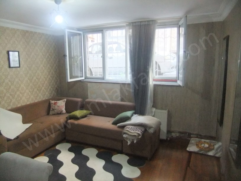 Kocamustafapaşa Meydan Yanı Kombili Eşyalı 1+1 Yarı Bodrum