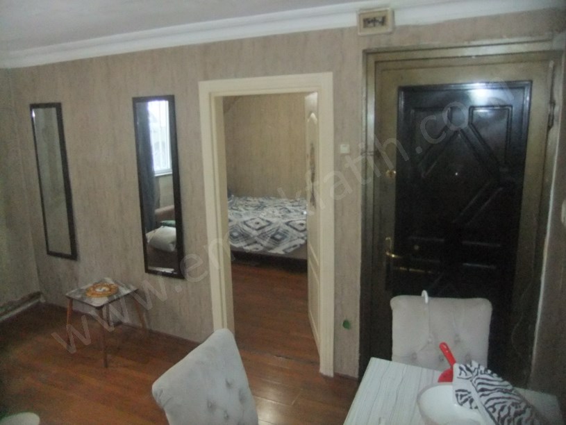 Kocamustafapaşa Meydan Yanı Kombili Eşyalı 1+1 Yarı Bodrum