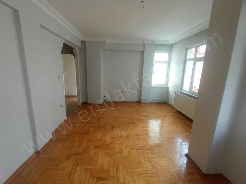 Kocamustafapaşa Kiralık Daire 3+1 Meydana Çok Yakın
