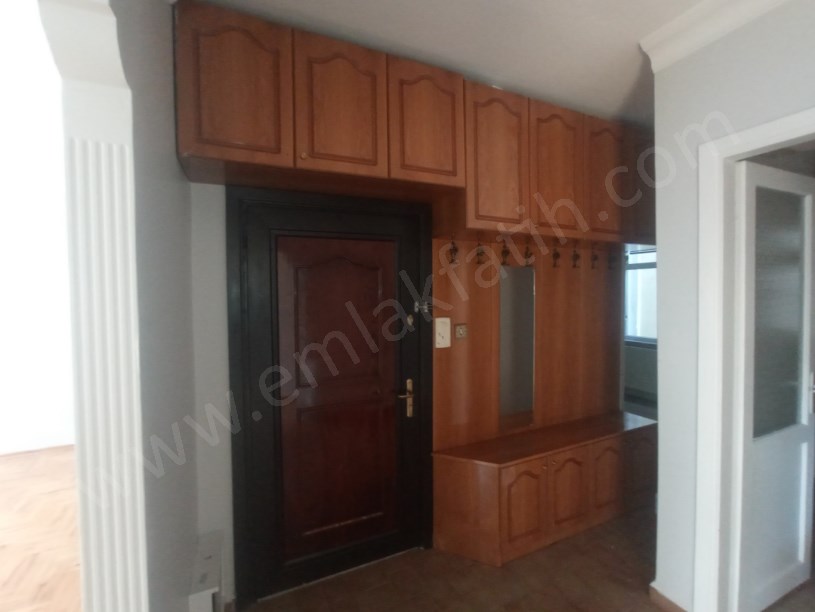 Kocamustafapaşa Kiralık Daire 3+1 Meydana Çok Yakın