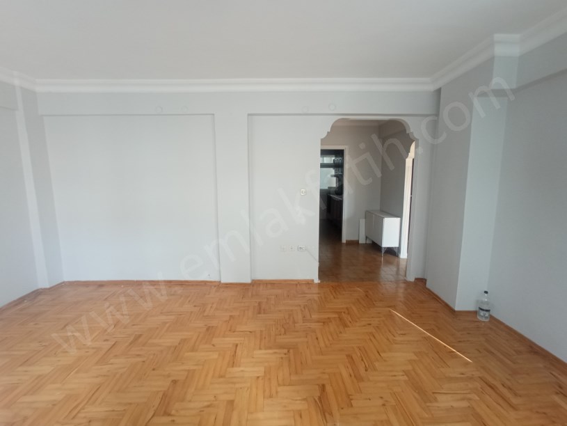 Kocamustafapaşa Kiralık Daire 3+1 Meydana Çok Yakın