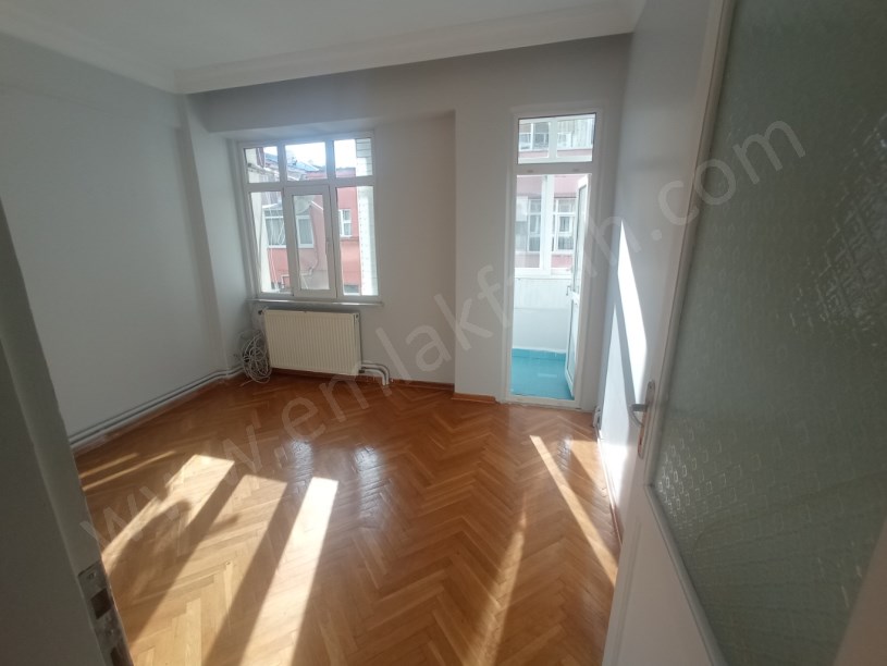 Kocamustafapaşa Kiralık Daire 3+1 Meydana Çok Yakın