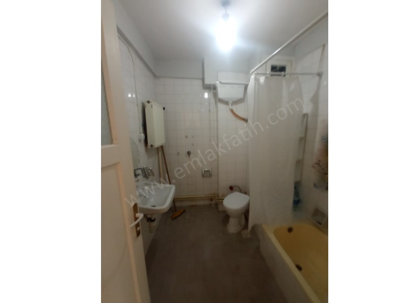 Kocamustafapaşa Kiralık Daire 3+1 Meydana Çok Yakın