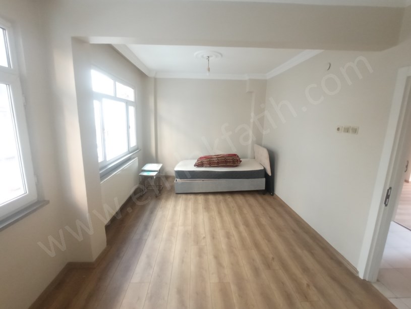 Kocamustafapaşa Milli Müdafaa Cad. Kiralık Daire 1+1  ( ESKİ PORTFÖY )