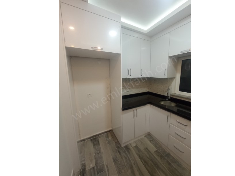 Kocamustafapaşa Nafız Gürman Caddesi Lüks Yapılı Kiralık Daire 3+1 Yeni Tadilatlı