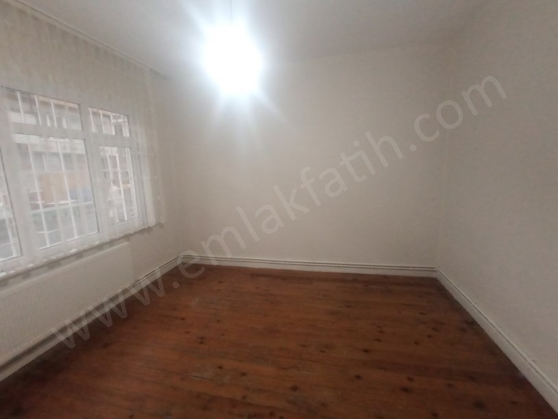 Kocamustafapaşa Merkezde Bayan Öğrenciye  Çalışana 1+0 Kombili Giriş Kat Daire