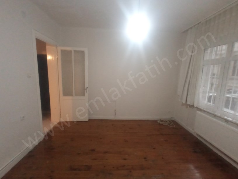 Kocamustafapaşa Merkezde Bayan Öğrenciye  Çalışana 1+0 Kombili Giriş Kat Daire