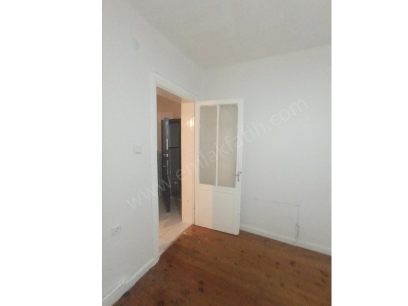 Kocamustafapaşa Merkezde Bayan Öğrenciye  Çalışana 1+0 Kombili Giriş Kat Daire