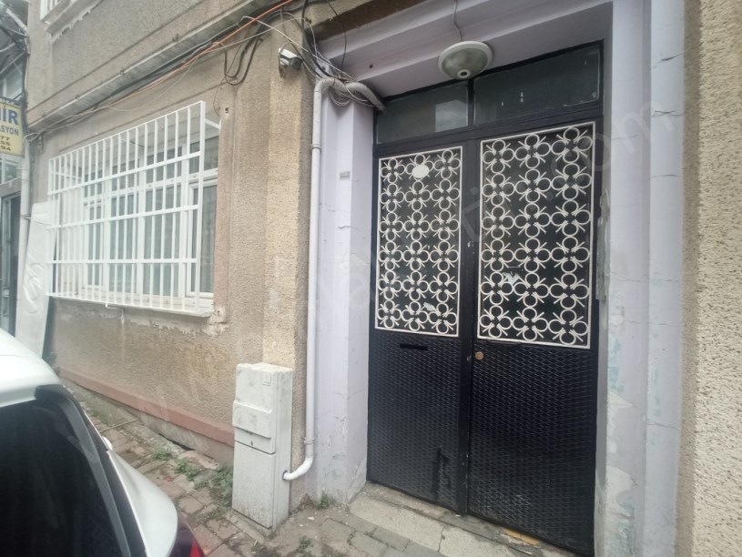 Kocamustafapaşa Merkezde Bayan Öğrenciye  Çalışana 1+0 Kombili Giriş Kat Daire