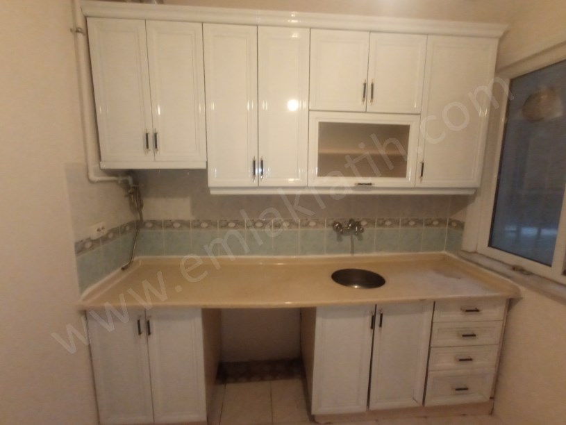 Kocamustafapaşa Merkezde Bayan Öğrenciye  Çalışana 1+0 Kombili Giriş Kat Daire